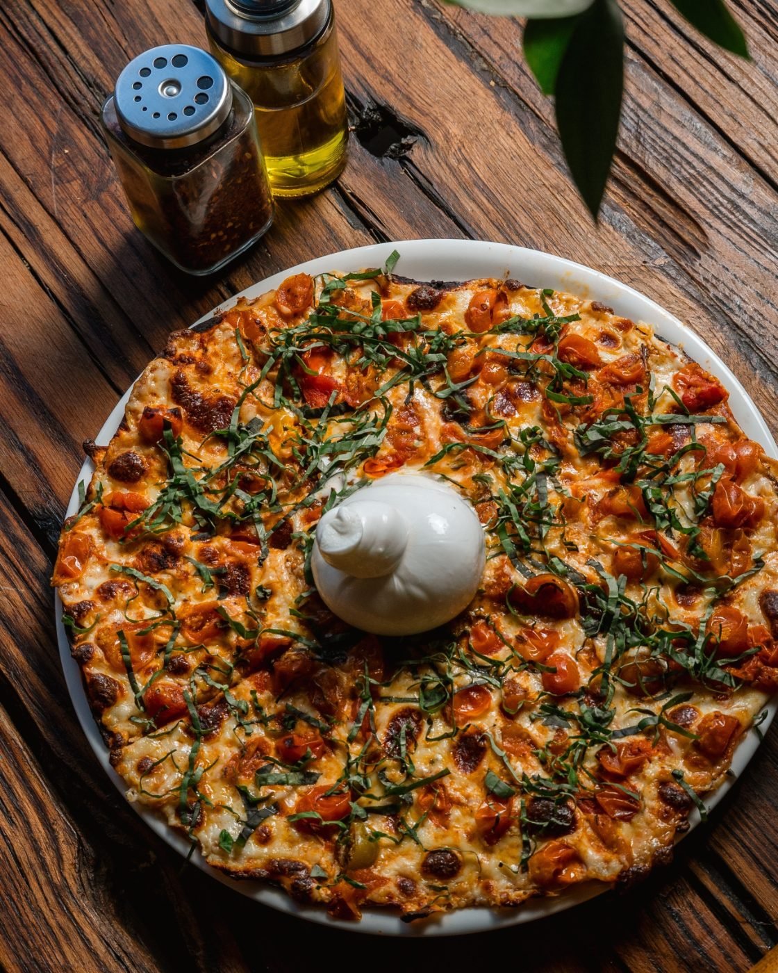 Pizza de masa delgada y crocante de Trattoria Grappolo