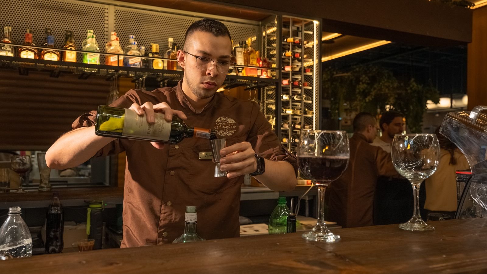 Bartender preparando cocteles en Trattoria Grappolo San Nicolás